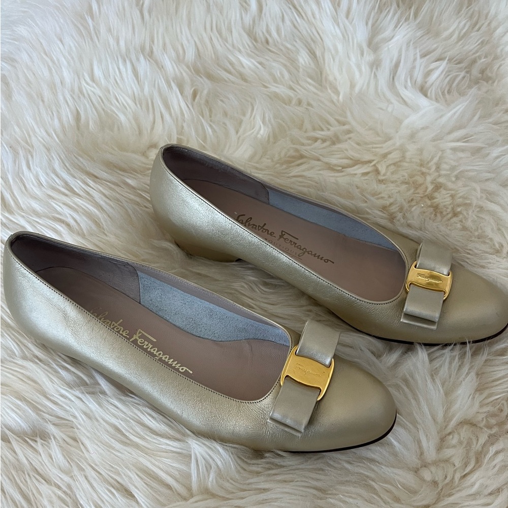 Salvatore Ferragamo Gold Bow Flats - Picture 2 of 11